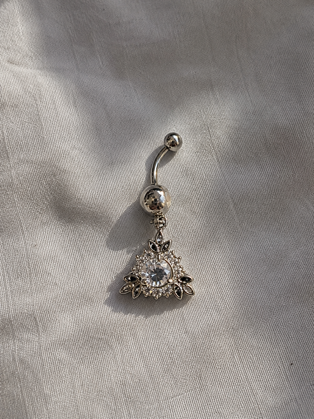 Piercing Nombril Triangle Argenté en Acier Chirurgical | Maison Marinette